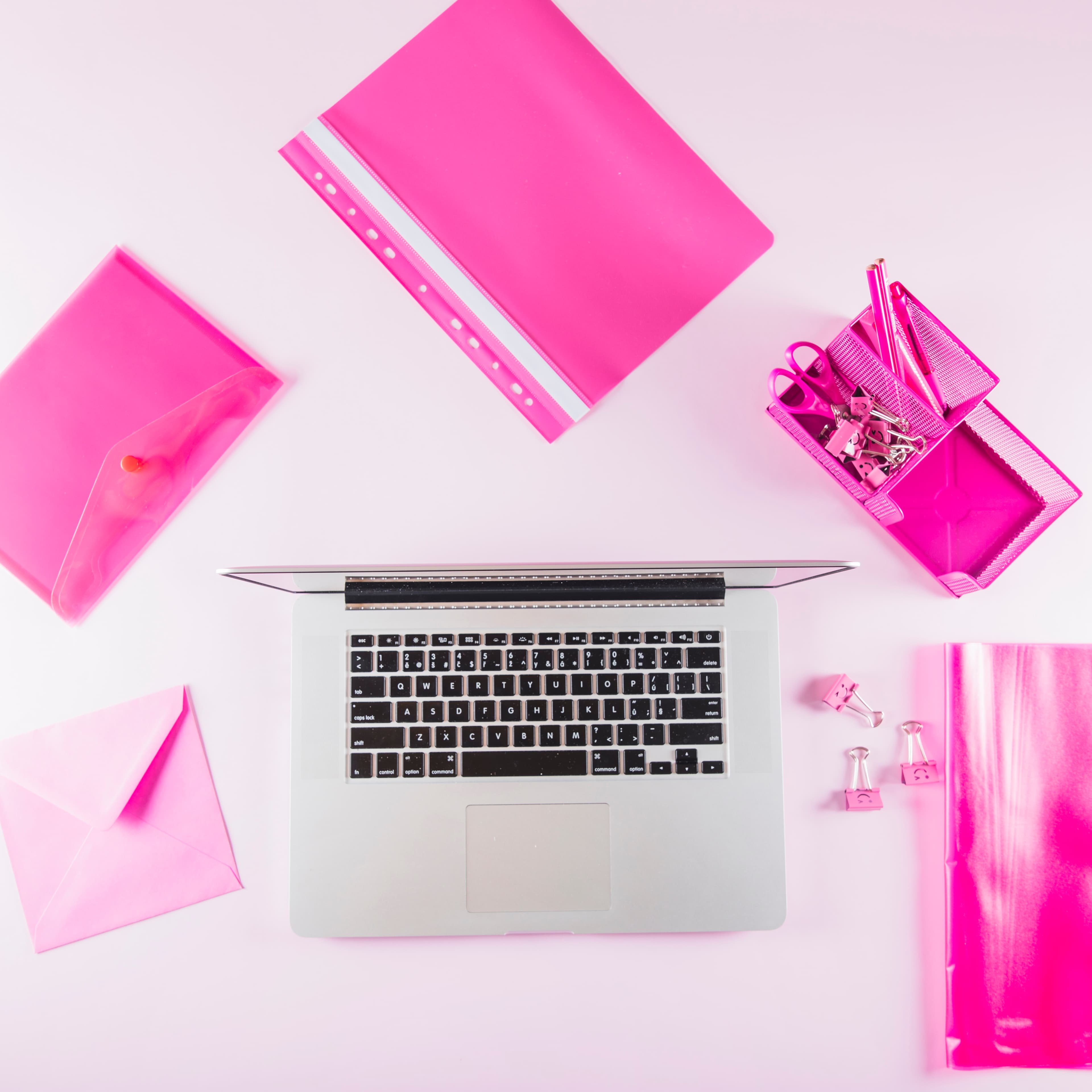 buereau avec ordinateur et fournitures administratives